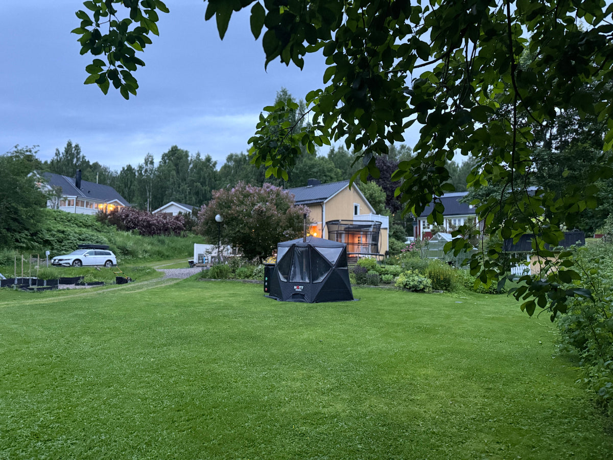 Bastutält i trädgården och på altanen: placering, underlag och grannar